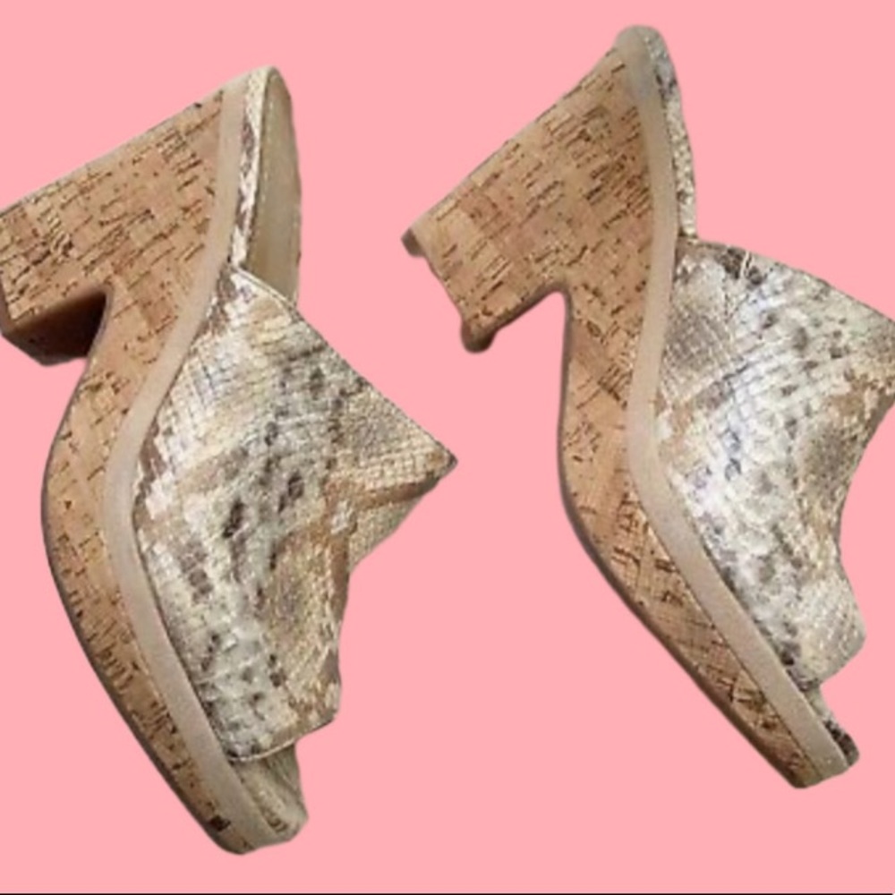 Like New! Johnston & Murphy Angie Taupe Snakeskin Leather Mules Size 6